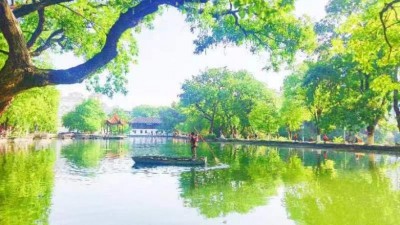 湖北省荊門(mén)市龍泉公園清理水中垃圾